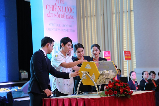 Phú Mỹ Hưng: Tiêu thụ gần 900 căn hộ chỉ trong 60 ngày - 2 Khách hàng khi đến dự phải bỏ 1 phiếu thăm để lựa chọn quyền mua và cách rút thăm công khai là hình thức duy nhất tạo công bằng và sự minh bạch trong việc tìm ra người sở hữu căn hộ.