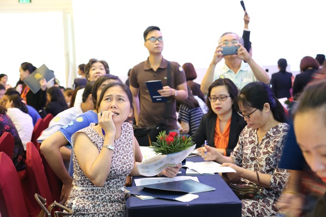 Phú Mỹ Hưng: Tiêu thụ gần 900 căn hộ chỉ trong 60 ngày - 4 Những khách hàng bắt được số thứ tự gần cuối cũng nhanh chóng đăng ký để kịp chọn căn hộ mình muốn mua. Thậm chí, nếu căn hộ mình ưng ý đã bị khách khác mua trước họ phải lựa chọn căn hộ khác.