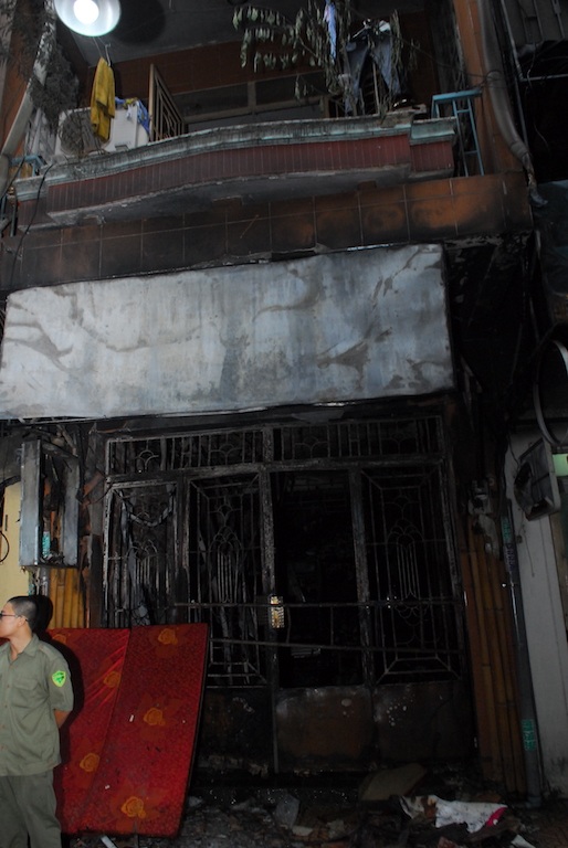 Vụ cháy 6 người chết: 2 vợ chồng, 3 con, 1 cháu cùng chết ngạt - 9