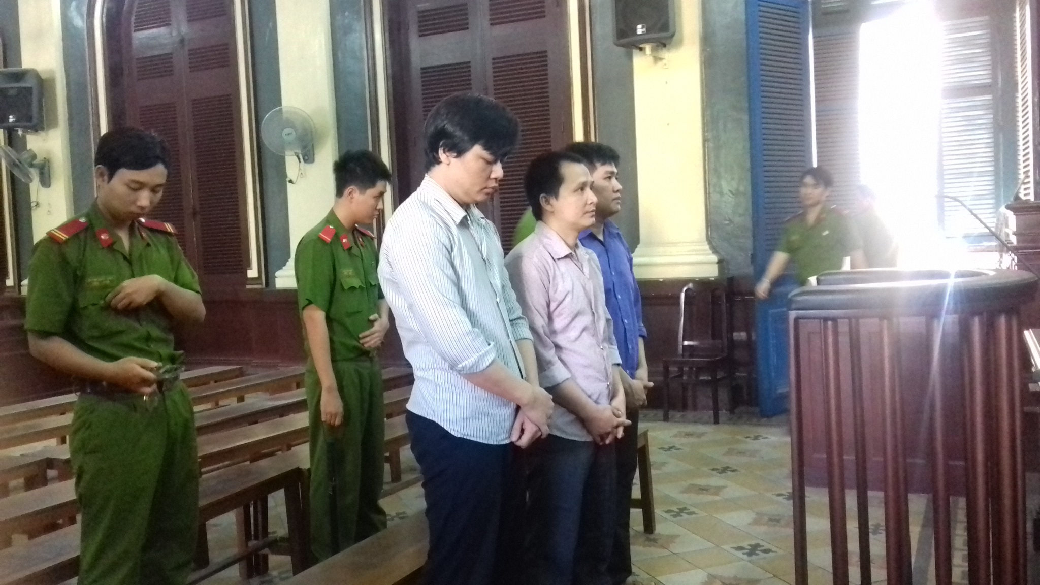 Nhân viên bệnh viện Nhi đồng 1 tư túi tiền khám bệnh - 1 Các bị cáo tại tòa.
