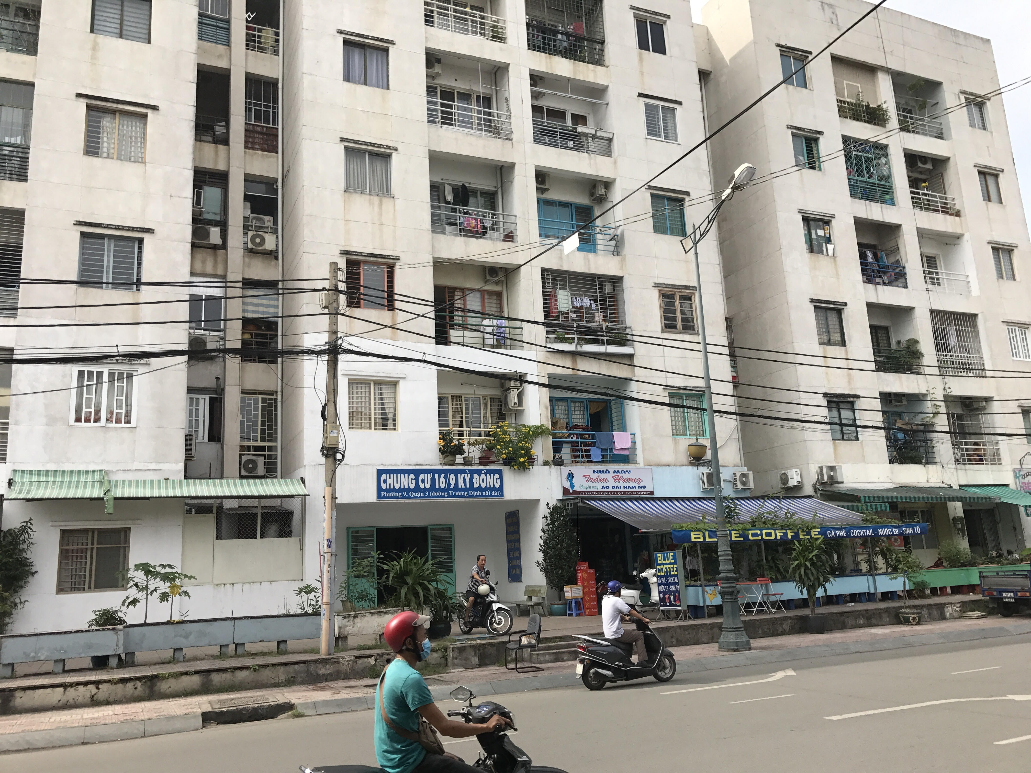 Vụ chung cư Kỳ Đồng: Phường khẳng định bãi giữ xe sai quy định! - 2 Đại diện UBND phường 9 cho là ban quản trị chung cư tổ chức họp không đúng quy trình phường hướng dẫn, không cho đại diện phường phát biểu chỉ đạo, không biểu quyết ý kiến; tuy nhiên, theo clip ghi hình cuộc họp thì ngược lại.
