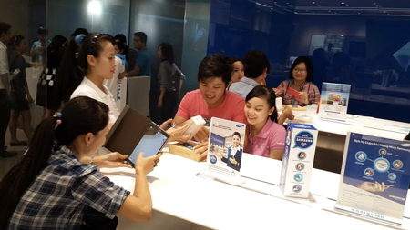 Galaxy Note 4 cháy hàng trong ngày đầu bán ra thị trường - 2 Khách hàng chờ mua Galaxy Note 4 trong ngày đầu mở bán.