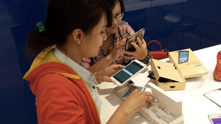 Galaxy Note 4 cháy hàng trong ngày đầu bán ra thị trường - 3 Khách hàng chờ mua Galaxy Note 4 trong ngày đầu mở bán.