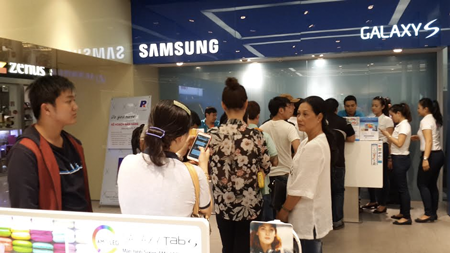 Smartphone cao cấp sẽ khởi sắc với loạt sản phẩm đình đám ra mắt - 2 Khách hàng chờ mua Galaxy Note 4 trong ngày đầu mở bán.