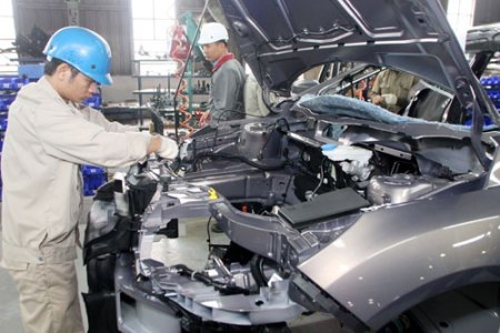 Công nghiệp ô tô Việt Nam - Vẫn còn cơ hội? - 1 Lắp ráp xe ô tô 5 chỗ tại Công ty
Ford Việt Nam.
(Ảnh: Trần Việt)