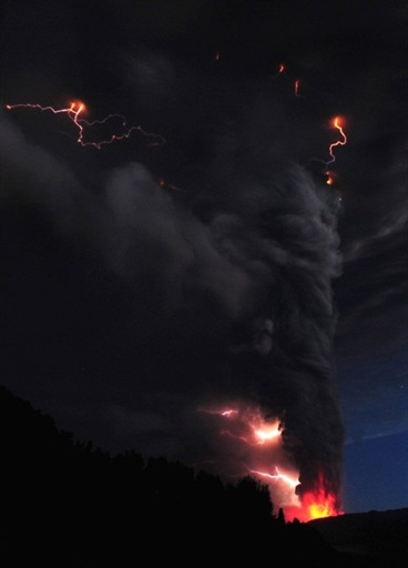 Núi lửa Chile biến bầu trời thành đen kịt - 5