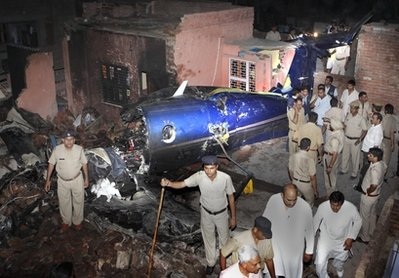 Máy bay Ấn Độ đâm vào khu dân cư, 10 người thiệt mạng - 4