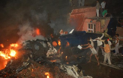 Máy bay Ấn Độ đâm vào khu dân cư, 10 người thiệt mạng - 2