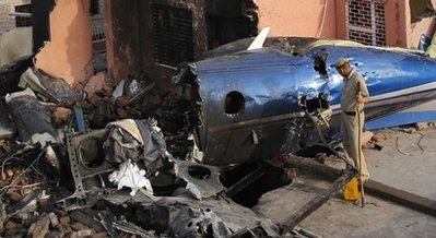 Máy bay Ấn Độ đâm vào khu dân cư, 10 người thiệt mạng - 7