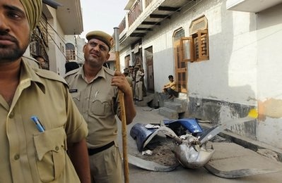 Máy bay Ấn Độ đâm vào khu dân cư, 10 người thiệt mạng - 10