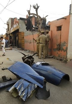 Máy bay Ấn Độ đâm vào khu dân cư, 10 người thiệt mạng - 11