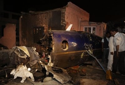 Máy bay Ấn Độ đâm vào khu dân cư, 10 người thiệt mạng - 13