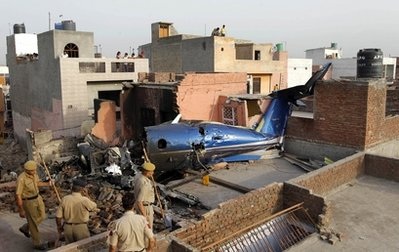 Máy bay Ấn Độ đâm vào khu dân cư, 10 người thiệt mạng - 14