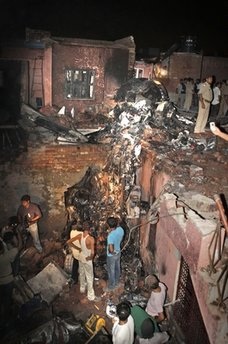 Máy bay Ấn Độ đâm vào khu dân cư, 10 người thiệt mạng - 8