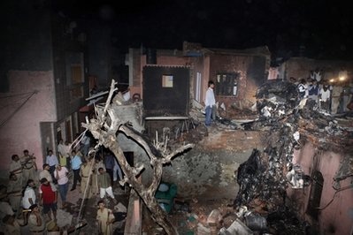 Máy bay Ấn Độ đâm vào khu dân cư, 10 người thiệt mạng - 9