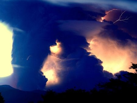 Núi lửa Chile biến bầu trời thành đen kịt - 3