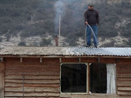 Núi lửa Chile biến bầu trời thành đen kịt - 15