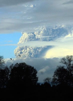 Núi lửa Chile biến bầu trời thành đen kịt - 9