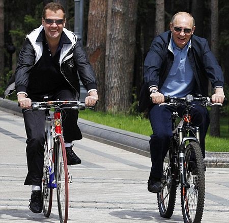 Medvedev-Putin đấu cầu lông, đạp xe trong công viên - 1