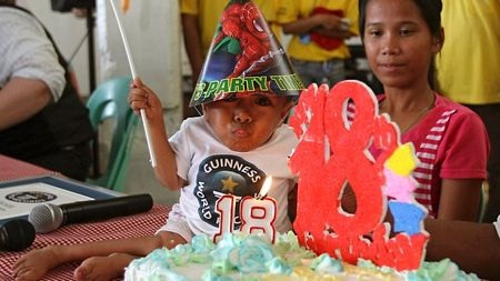 Chàng trai cao 60cm trở thành người lùn nhất thế giới  - 1