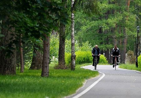 Medvedev-Putin đấu cầu lông, đạp xe trong công viên - 2