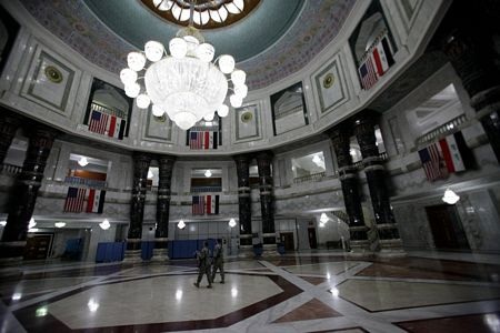 Mỹ bàn giao 9 cung điện xa hoa của Saddam Hussein - 2