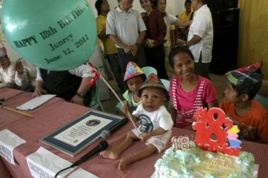 Chàng trai cao 60cm trở thành người lùn nhất thế giới  - 4