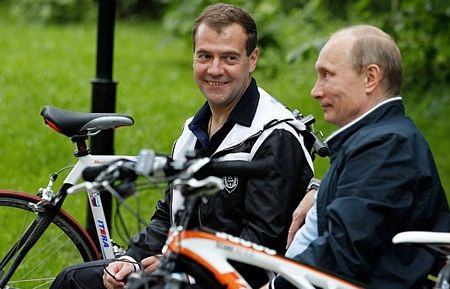 Medvedev-Putin đấu cầu lông, đạp xe trong công viên - 5