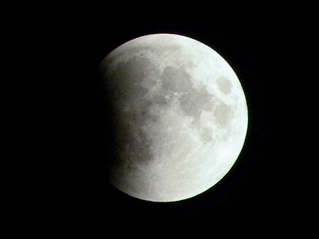 Chiêm ngưỡng nguyệt thực toàn phần đầu tiên trong năm - 1