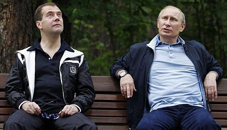 Medvedev-Putin đấu cầu lông, đạp xe trong công viên - 4