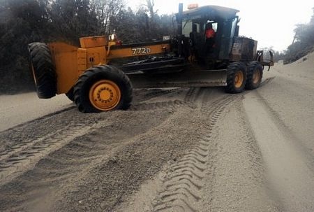 Núi lửa Chile khiến sông “bốc khói” - 7