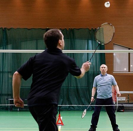 Medvedev-Putin đấu cầu lông, đạp xe trong công viên - 7