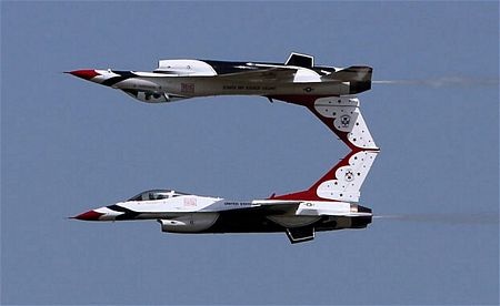 Màn trình diễn ngoạn mục trên không của máy bay Mỹ  - 2