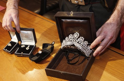 Tìm thấy vương miện kim cương của đệ nhất phu nhân Argentina huyền thoại  - 1