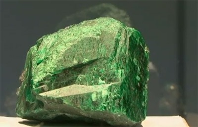 Trưng bày viên ngọc lục bảo lớn nhất thế giới - 1 Trưng bày viên ngọc lục bảo lớn nhất thế giới - 1