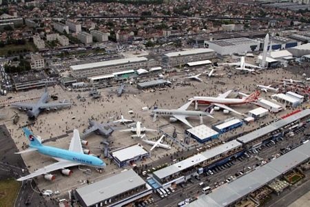 Máy bay “khoe sắc” trong triển lãm hàng không Paris - 1