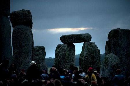 Đón bình minh ngày dài nhất trong năm tại Stonehenge  - 3