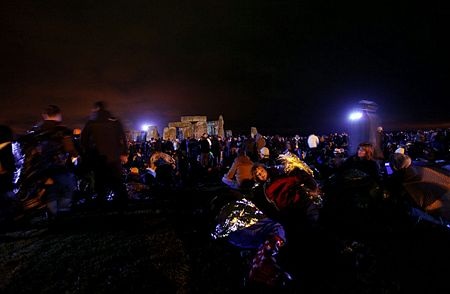 Đón bình minh ngày dài nhất trong năm tại Stonehenge  - 1