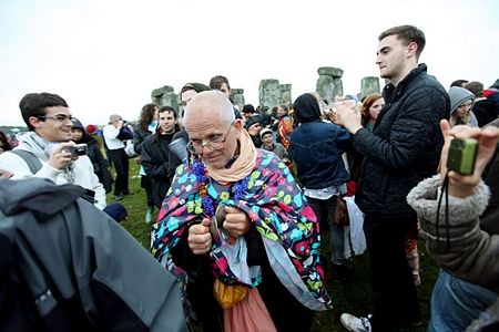 Đón bình minh ngày dài nhất trong năm tại Stonehenge  - 10