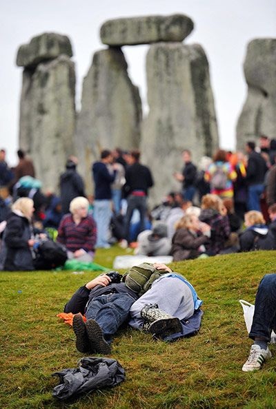 Đón bình minh ngày dài nhất trong năm tại Stonehenge  - 12