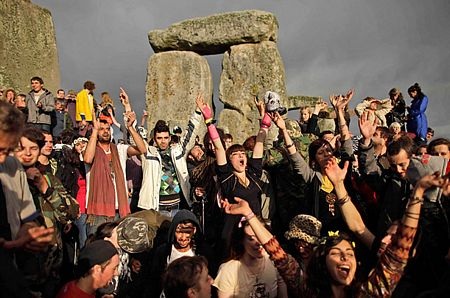 Đón bình minh ngày dài nhất trong năm tại Stonehenge  - 7