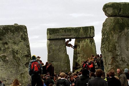 Đón bình minh ngày dài nhất trong năm tại Stonehenge  - 16