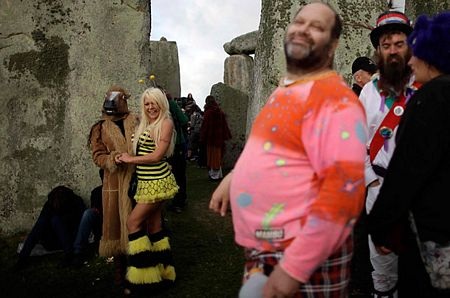 Đón bình minh ngày dài nhất trong năm tại Stonehenge  - 15