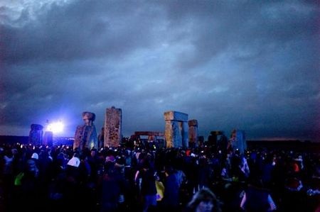 Đón bình minh ngày dài nhất trong năm tại Stonehenge  - 2