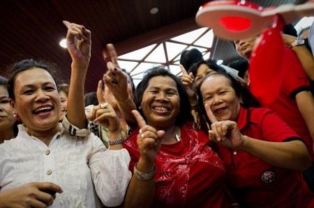 Đảng Puea Thai ăn mừng chiến thắng bầu cử - 7
