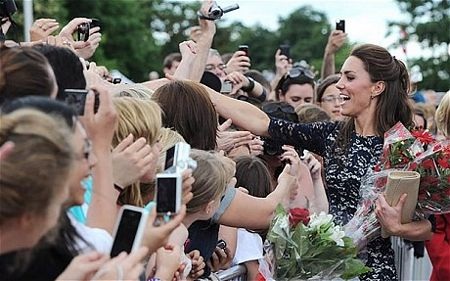 William-Kate gây “sốt” trong chuyến “xuất ngoại” đầu tiên - 4 William-Kate gây “sốt” trong chuyến “xuất ngoại” đầu tiên - 4
