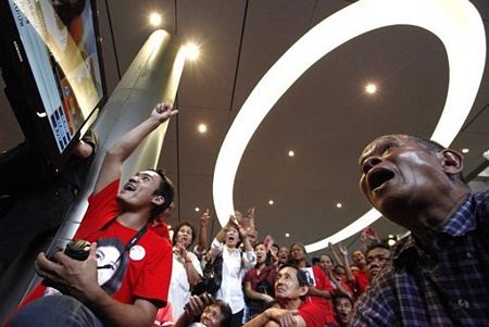 Đảng Puea Thai ăn mừng chiến thắng bầu cử - 11