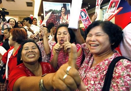 Đảng Puea Thai ăn mừng chiến thắng bầu cử - 15