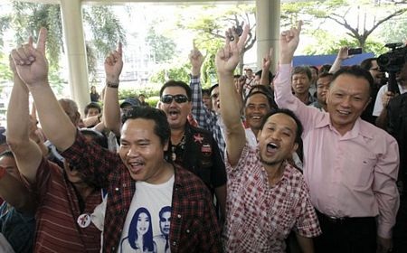 Đảng Puea Thai ăn mừng chiến thắng bầu cử - 17