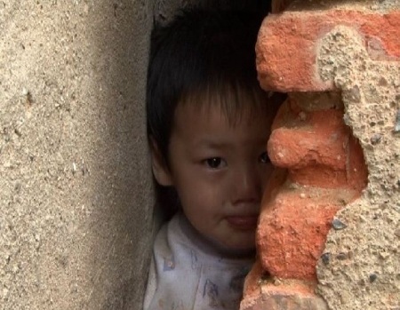 Bé trai bị kẹt giữa hai bức tường suốt 3 tiếng - 2 Bé trai bị kẹt giữa hai bức tường suốt 3 tiếng - 2